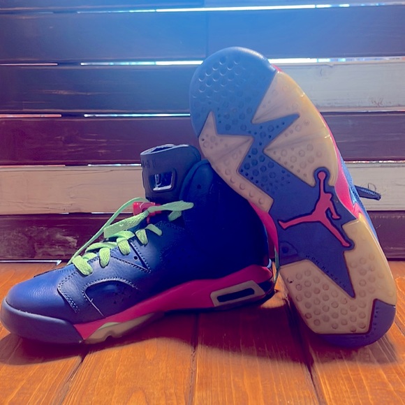 Size 6Y barely worn retro Jordan’s. - Picture 3 of 5